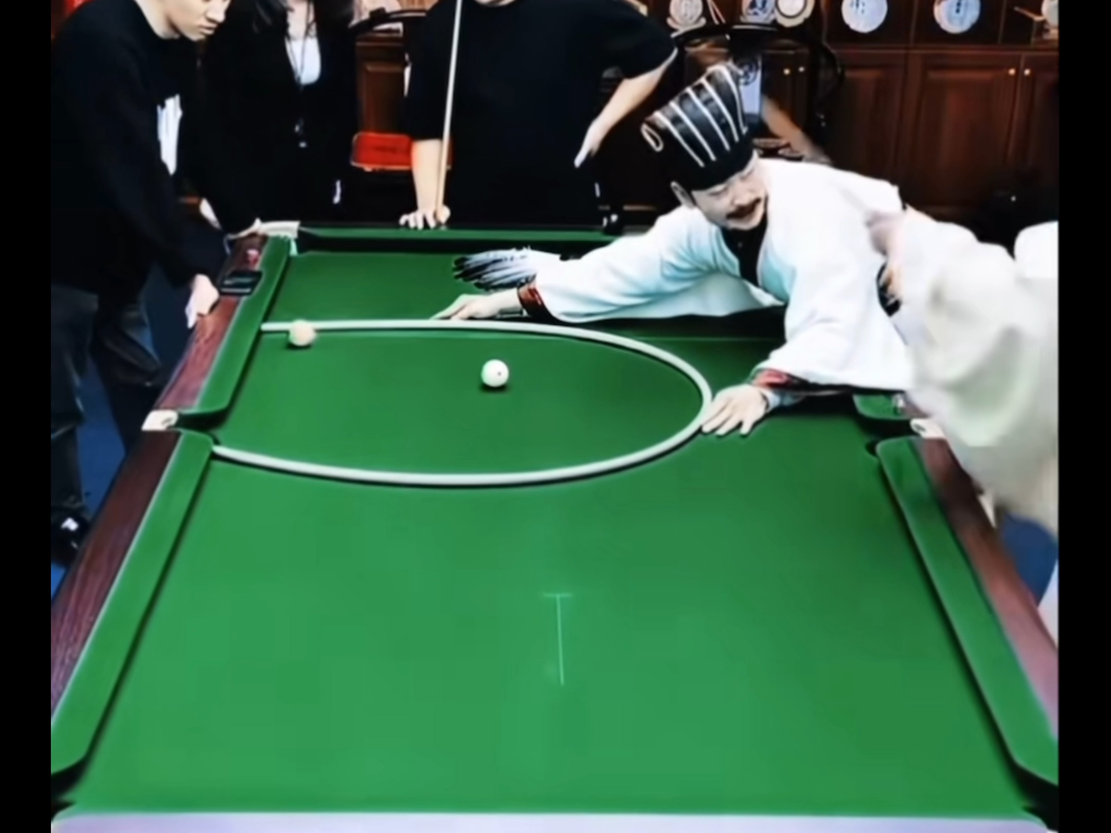 乐鱼体育App-【比赛现场揭秘】裁判怎样判罚犯规？规则细节视频拆解的简单介绍