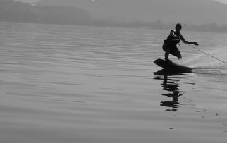 leyusport-“宽板滑水：东三叉湖赛场见证新一代水上运动的崛起”